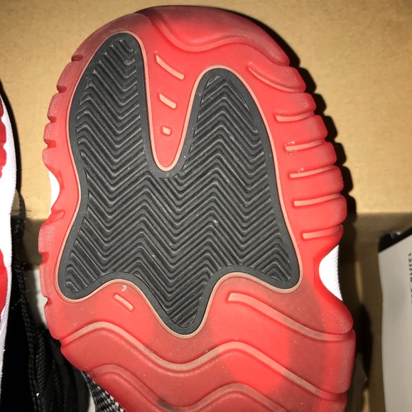 Jordan 11 Retro 2012 Playoffs Bred (GS) Size 4.5Y - Picture 10 of 16